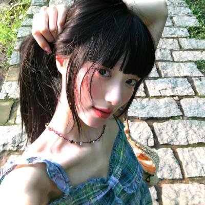 坐推土机的少女